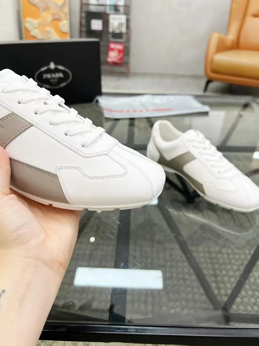 P400 38-45 Prada Prada’s new men’s leather sneakers, the highest version on the market, any comparison is welcome🆚! The original leather has excellent texture and is super high-end! Fetal sheep net lining imported from Italy, removable pad! Luxurious materials and fine workmanship, highly recommended!